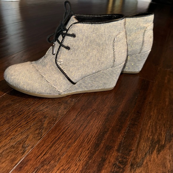 Toms 1.5” wedge shoes. - Picture 5 of 6